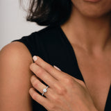 Anillo de compromiso con piedra lateral en bisel de diamantes certificados de 0,70 ct G/SI en platino