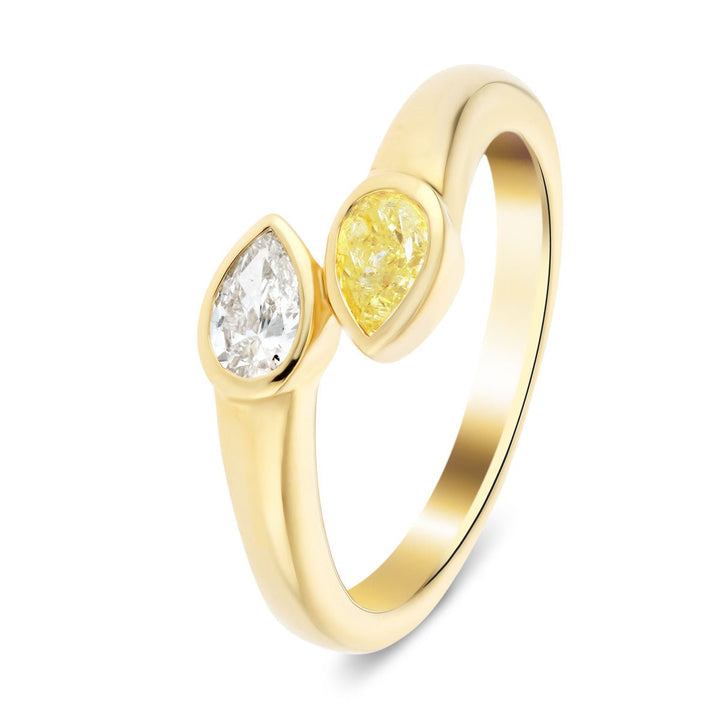 Anillo de dos piedras de 0,55 ct con diamantes de pera blanca y amarilla en oro amarillo de 18 k
