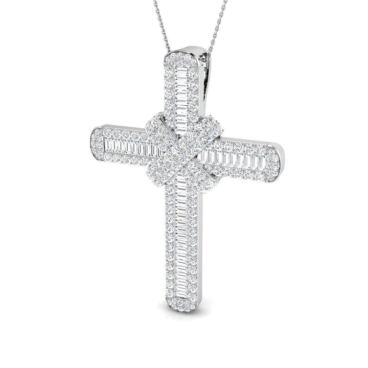 Cruz de diamantes de talla baguette y diamantes redondos de 6,30 ct en oro blanco de 18 k