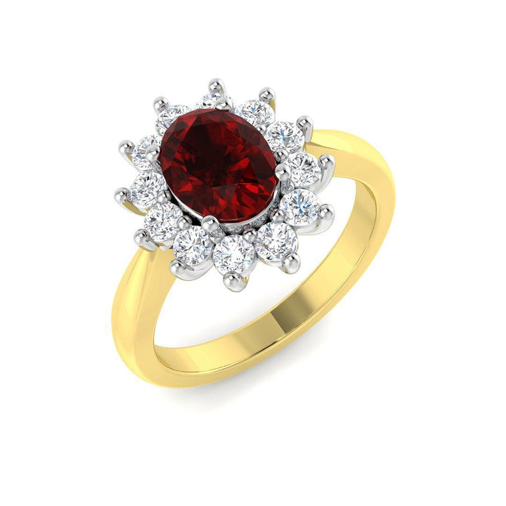 Anillo ovalado de rubí de 1,50 ct con racimo de diamantes de 0,50 ct en oro amarillo de 18 k
